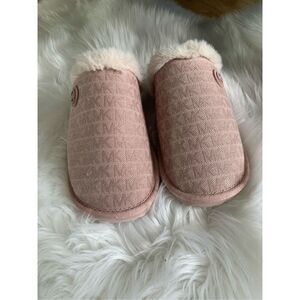 Michael Kors pink fuzzy slipper 6-6.5